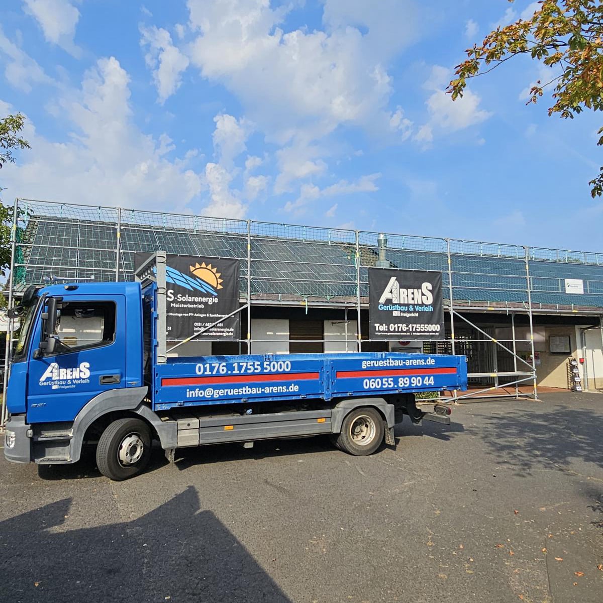 Referenzbeispiel Unsere LKW vor dem Gerüst Arens Gerüstbau und Verleih