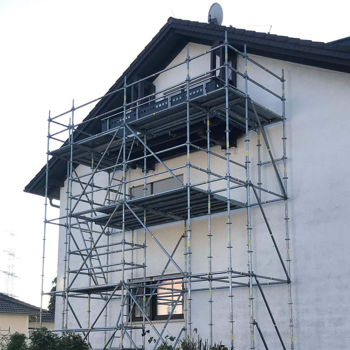 Damit der Balkon kommen kann braucht es Gerüste von Arens Gerüstbau aus Freigericht